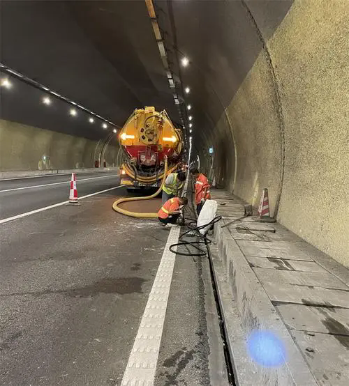 疏附隧道排水渠清淤